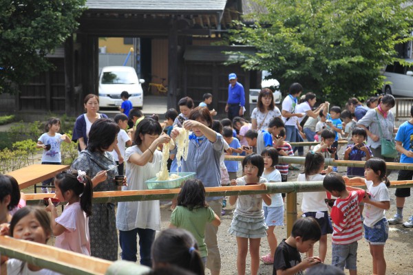 流しそうめんの模様
