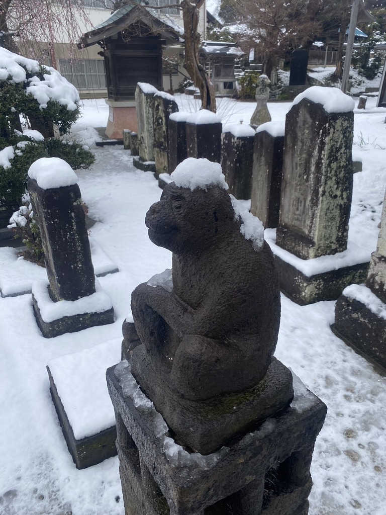 雪の中の石像