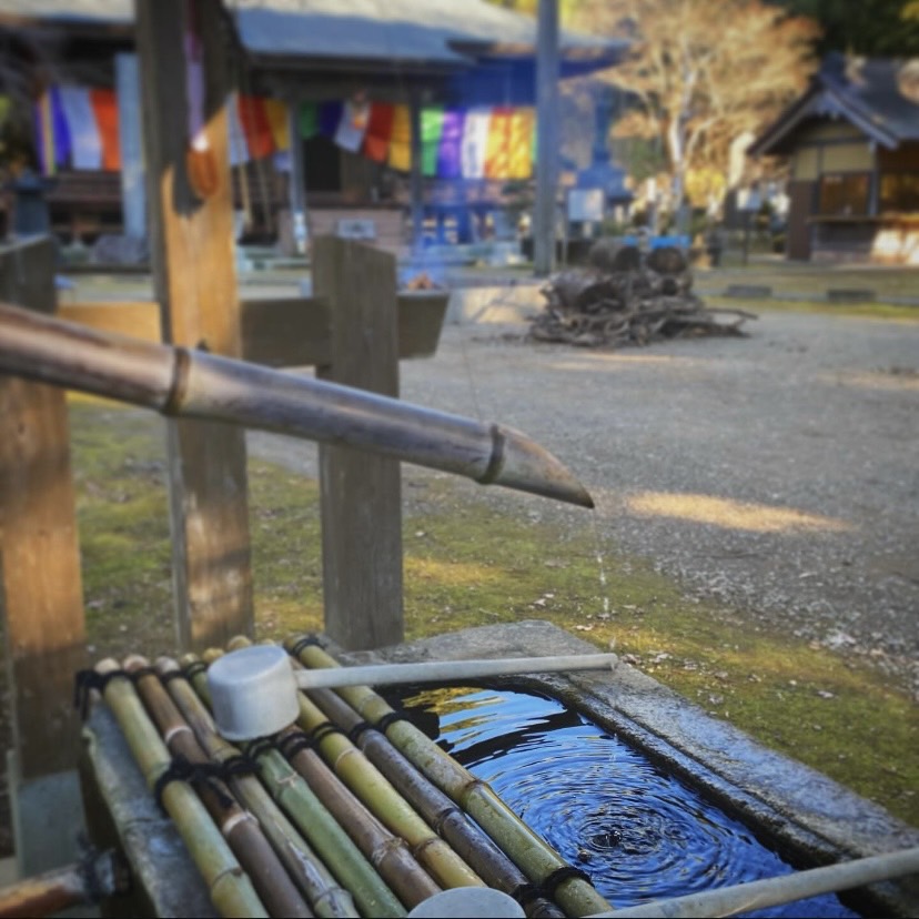 蓬莱山弘誓院 石柱と新年の飾り